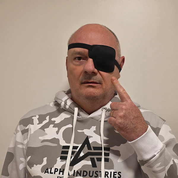 Beim Augenklappen-Test muss das Auge komplett lichtdicht abdeckt werden