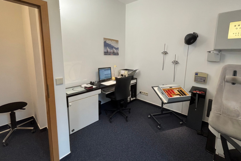 For an initial appointment, registration by email is required