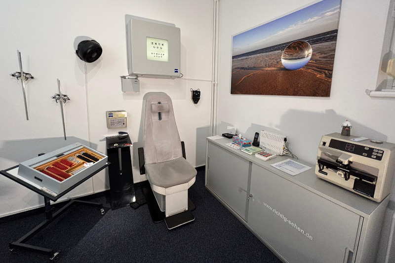 For an initial appointment, registration by email is required